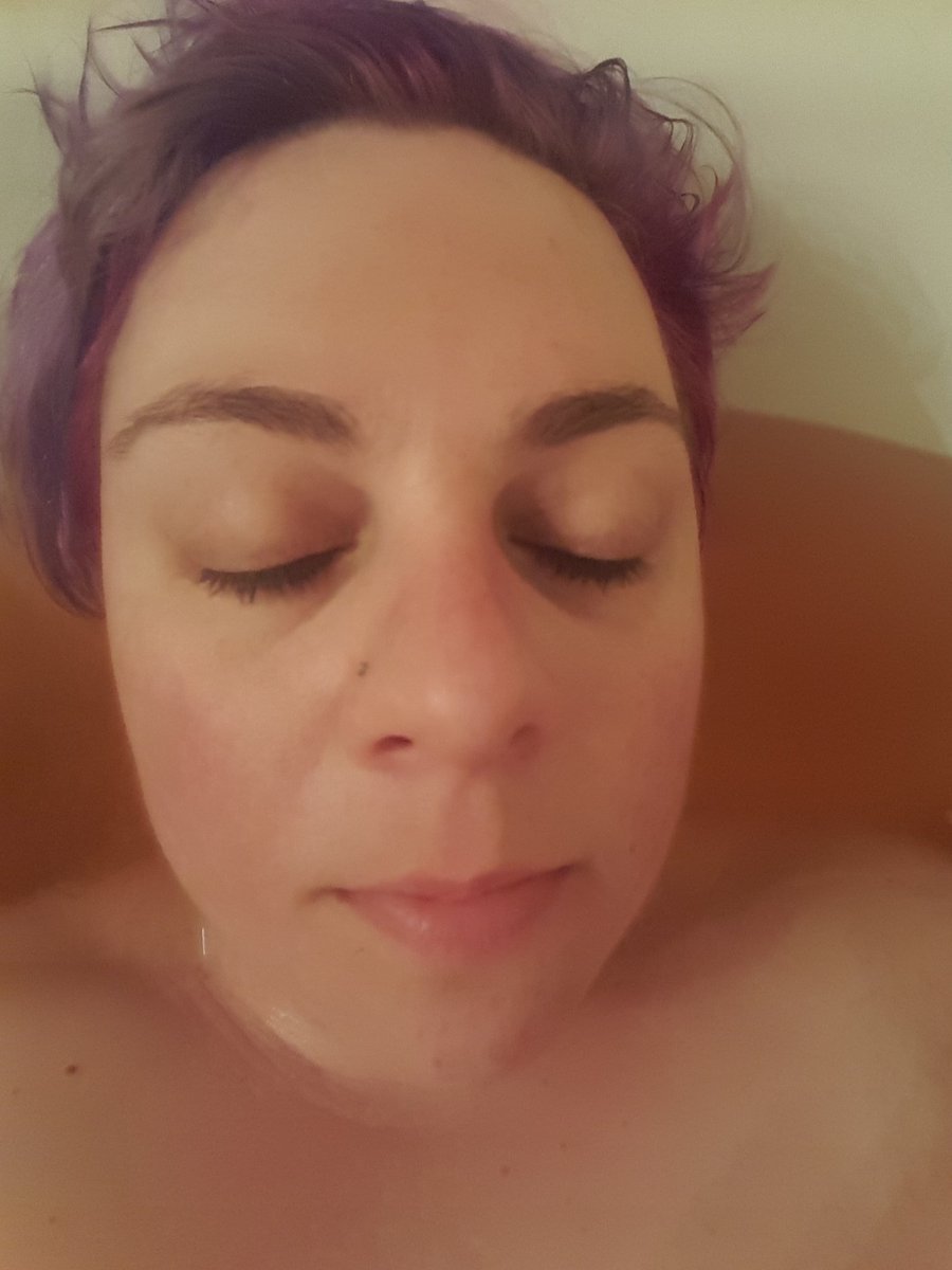PhoenixNymphy's tweet photo. #pinkbubblebath #bubblebath #relaxing #relax @lushcosmetics #lush #bathbomb #smellsogood #icouldgetusedtothis https://t.co/dxxbBUrOPy