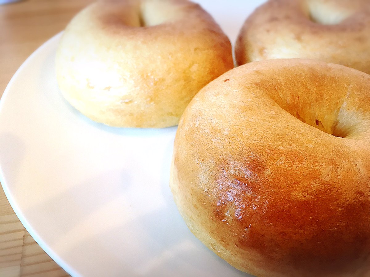 AiBagel's tweet photo. 当店のベーグルはぎゅっと&amp;もちもちなのが特徴!!( ˙˘˙ )✨

なぜあんなに｢ぎゅっと｣していて｢もちもち｣なのかというと…

……愛がこもってるから…です♡

會ベーグルは愛ベーグルなのです(*´˘`*)♡ https://t.co/jmHIL57tE7