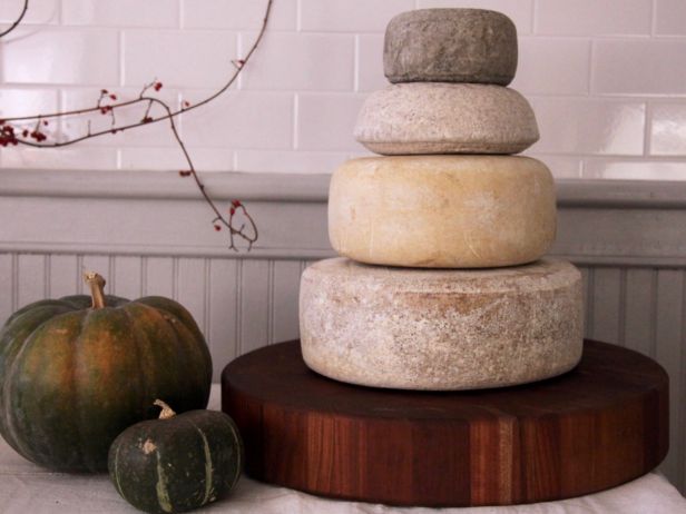 FoodNetwork's tweet image. If you're bored of the same old wedding cake, learn 10 creative alternatives: foodtv.com/4lvqs.