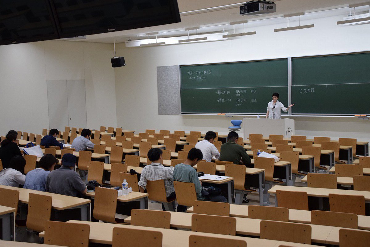 創価大学広報 創価大学オープンキャンパス 中央教育棟では その他 入試対策 入試ガイダンス 通信教育部ガイダンスも行われています 歩きつかれたら4ｆのオシャレなグランカフェで小休憩はいかがでしょうか