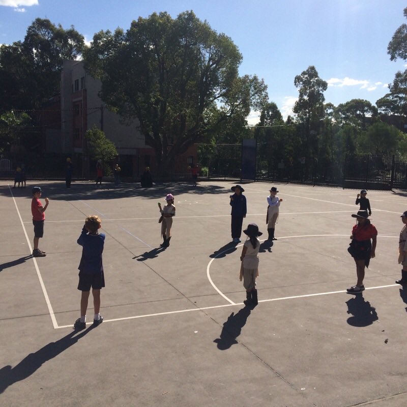ms_atkin's tweet photo. How big are the sun and moon compared to earth I wonder? https://t.co/xYyIql4AL7