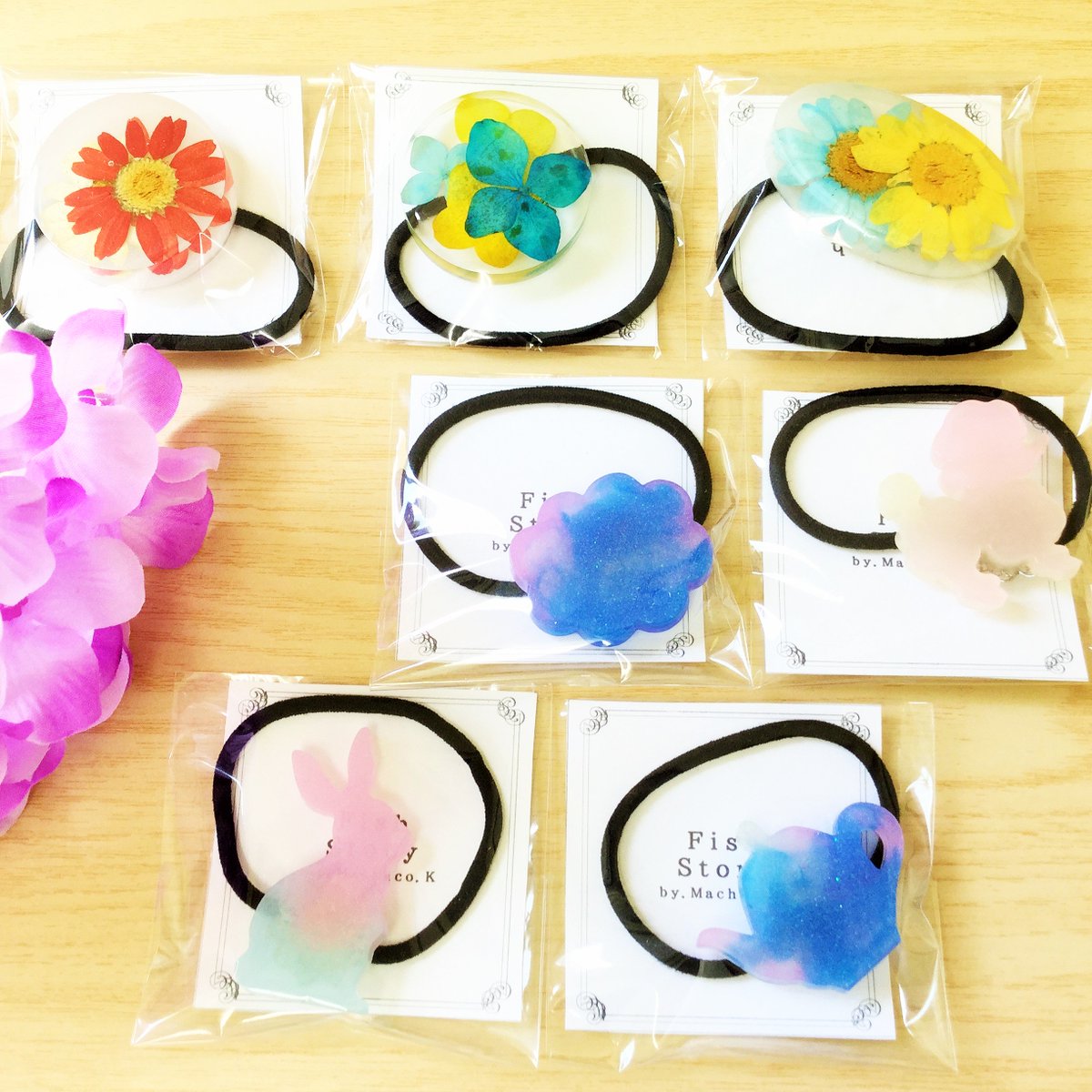 haco_fukui's tweet photo. こちらも、FishStoryさんの新作です♬
夏に向けてぴったりの涼し気なお花のヘアゴムや、ティーポットやプードルなど可愛いヘアゴム(¥800～¥1000)が届きました。
時計うさぎネックレス(¥1000)もオススメです！ https://t.co/Qe9JgLA6l8