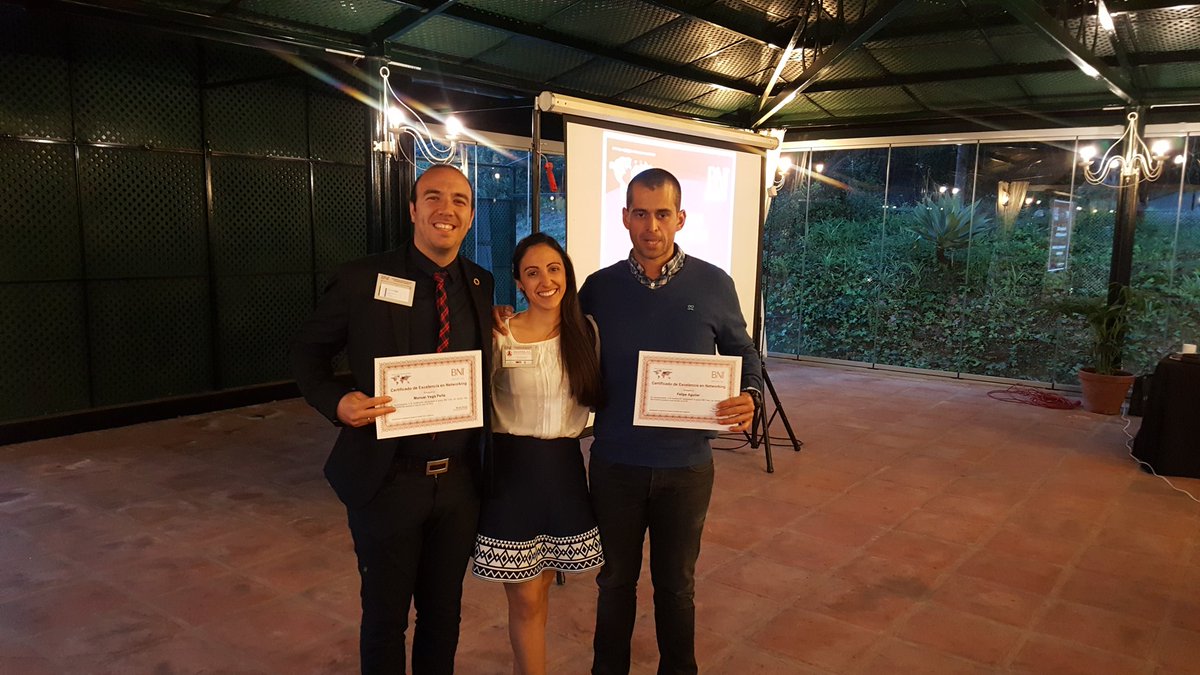 BNIcrea's tweet photo. Nuestra Vice Rocío de @IncotexMalaga reconociendo el trabajo bien hecho de Manuel @SeguriDat y Felipe @arsimpresores https://t.co/FVoDDxzvoQ
