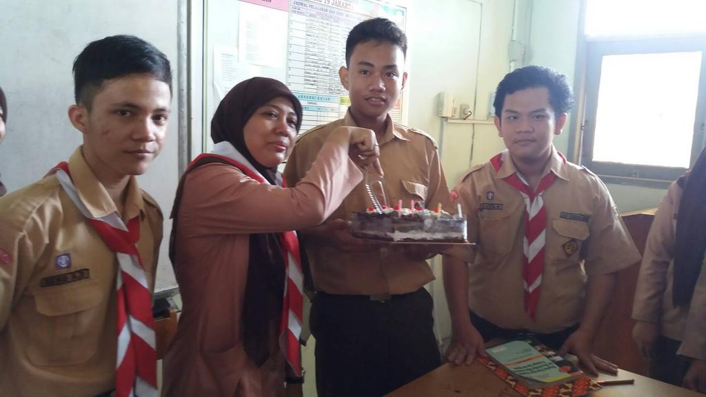 redovisning_'s tweet photo. Late Birthday Party Bu Titin 😆🎈🎂 https://t.co/Ba11BXAJK1