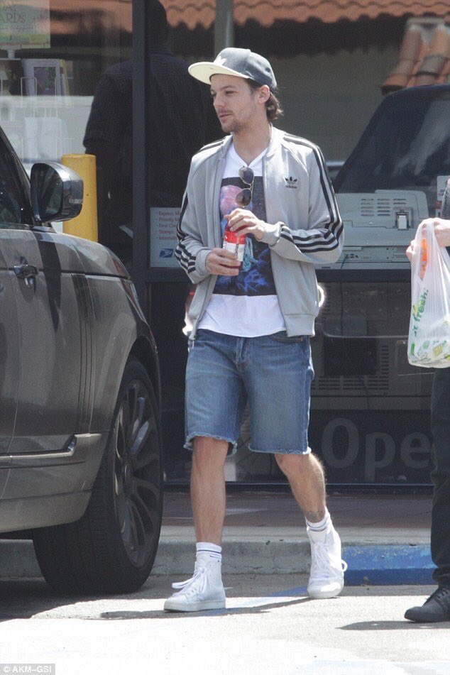 1D_24hNews's tweet photo. Louis leaving @SUBWAY in LA yesterday ❤️
#LouisTomlinson #ThankYou1D #Louis #LouisDay #ProjectHomeLouisDay https://t.co/hPjSpb8eLJ