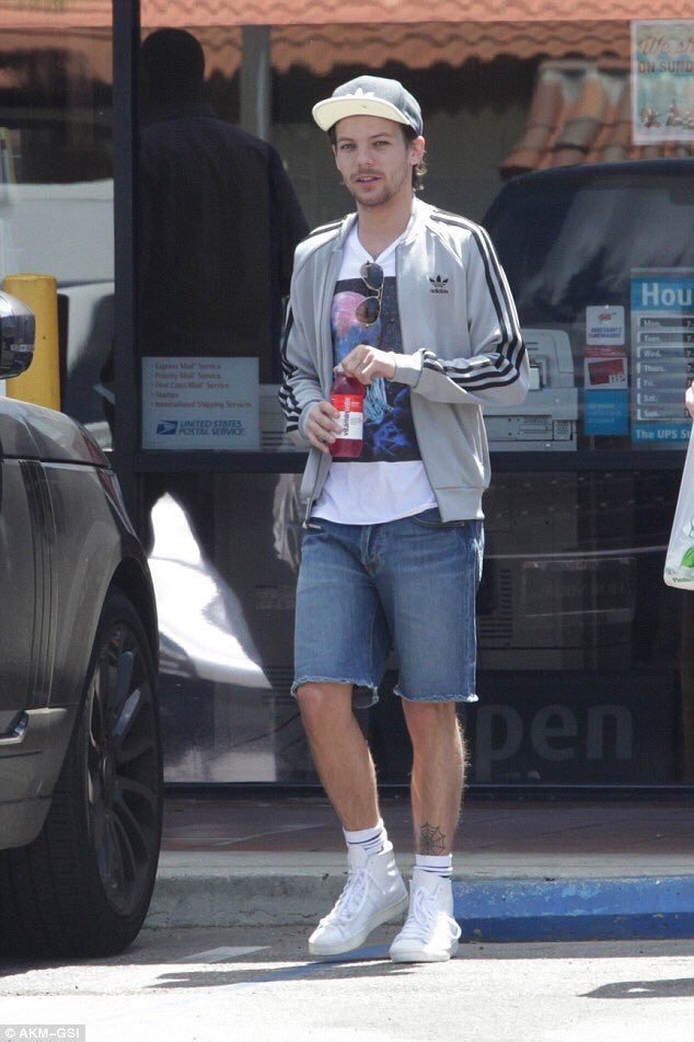 1D_24hNews's tweet photo. Louis leaving @SUBWAY in LA yesterday ❤️
#LouisTomlinson #ThankYou1D #Louis #LouisDay #ProjectHomeLouisDay https://t.co/hPjSpb8eLJ
