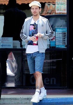 1D_24hNews's tweet photo. Louis leaving @SUBWAY in LA yesterday ❤️
#LouisTomlinson #ThankYou1D #Louis #LouisDay #ProjectHomeLouisDay https://t.co/hPjSpb8eLJ