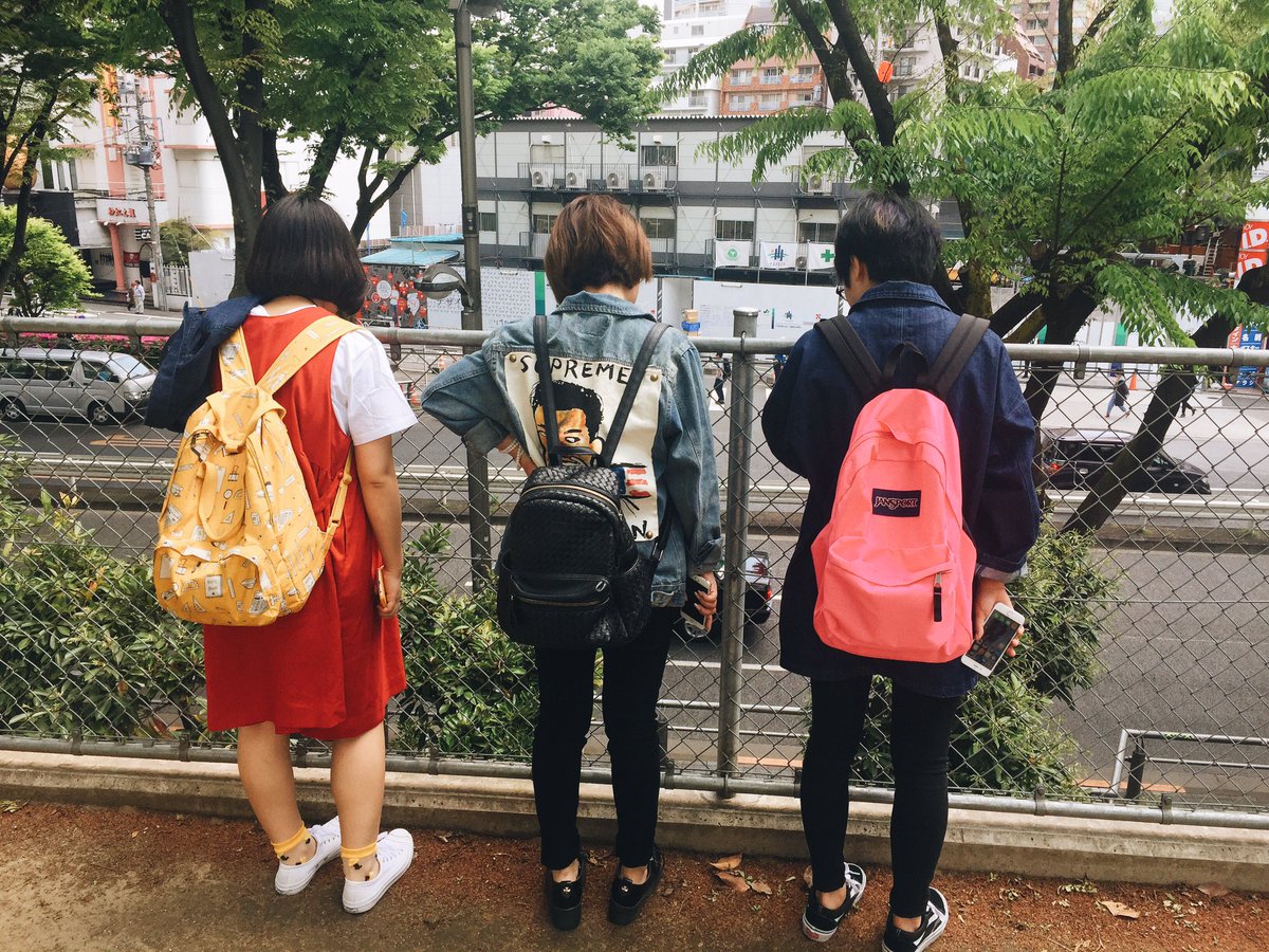 ywleeo's tweet photo. 回来翻到这张照片。日本行程的倒数第二天，带着矮子小队的队员等拉面馆开门。大家都饿了，无聊的在围栏边围观路人。 https://t.co/KDvgggOlwT