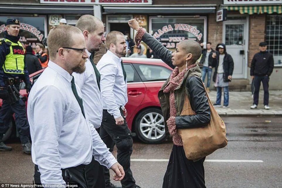 Marodriguez1971's tweet photo. Activismo necesario. Una mujer negra contra una manifestación neonazi en Suecia. Vía @davidlagerlof https://t.co/u282xUHqxN