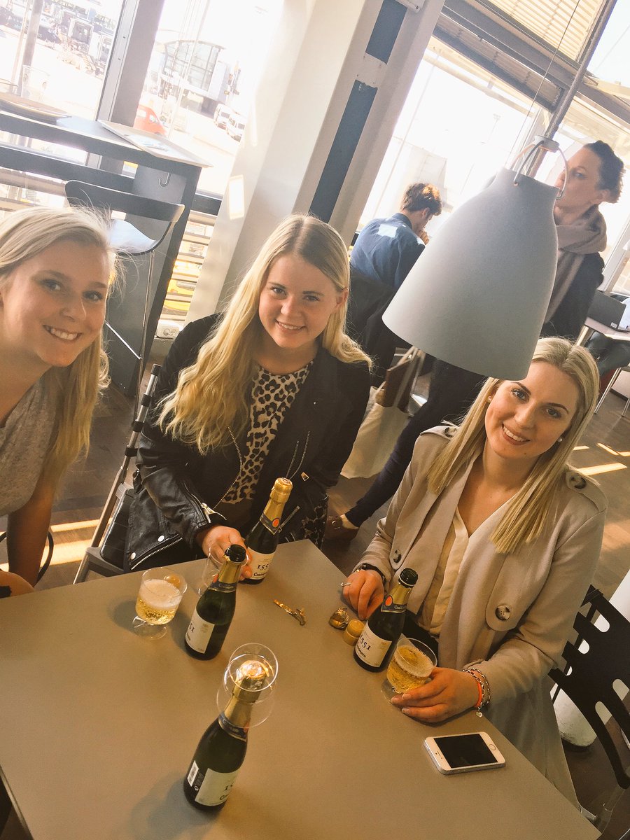 malinnilssonn's tweet photo. 🍾✈️ https://t.co/wuYgEwmfKW