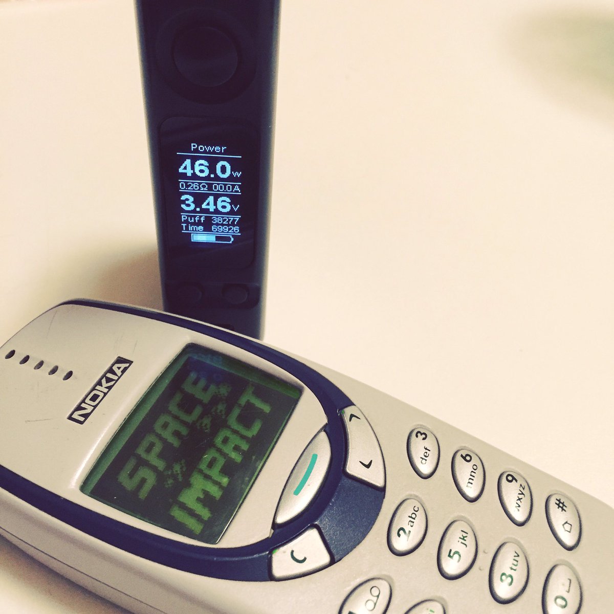 vapestart's tweet photo. Old school gaming and vape😄
#vapestart #vaping #vape #gaming #nokia3330 #vapegear https://t.co/A9VEOvnIa9