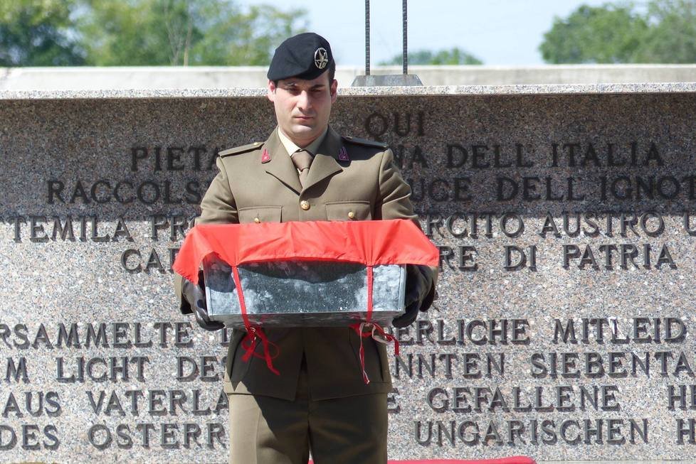 abollis's tweet photo. #GrandeGuerra Il soldato Ferdi Edlinger ora riposa nel cimitero austroungarico di Fogliano https://t.co/moeonuin0t https://t.co/thNjd7VF18