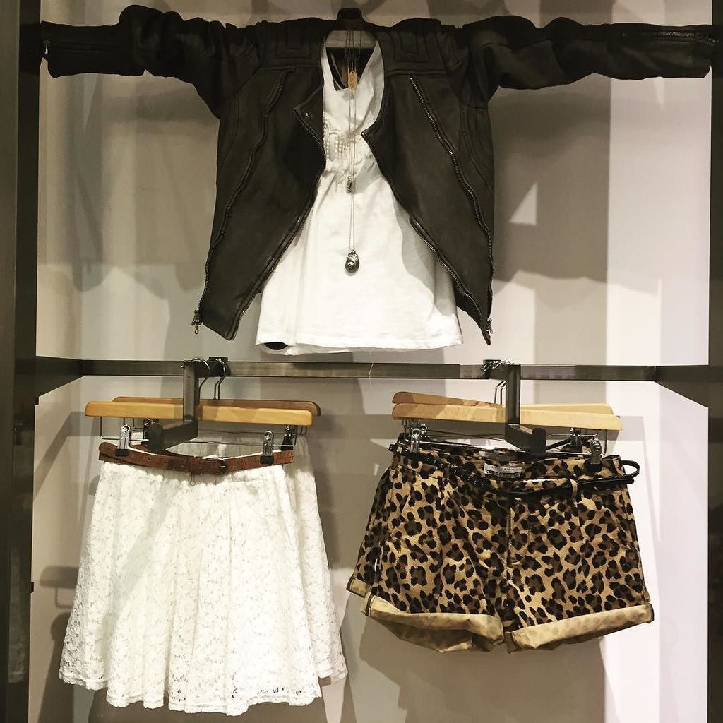 jeanslifestyle's tweet image. LeatherJacket #goosecraft Top #catwalkjunkie Skirt #sisterspoint Belt #legend #jeansenlifestyle #houten