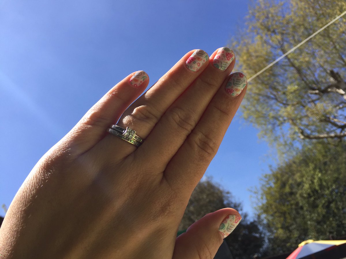 jAMYberryNails's tweet photo. #beautifulday in #reading today #sun #bluesky #jamberryuk #jamberry #afternoontea #sunshine https://t.co/5cGeNqIIsp