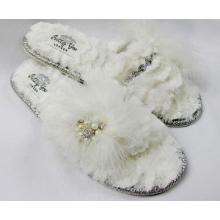 Interiorsofess1's tweet image. White Oddette Fabulous Slipper in Off White complete with White Faux Fur &amp;amp; Rhinestones interiorsofessex.online #love