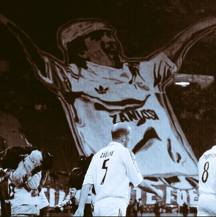 Al7varo's tweet photo. Un nuevo desafío nos espera.Un escudo que agrandar.Banderas al viento,somos el Real

#JuntosHastaElFinal #Venceremos https://t.co/gEsHvt9gNc