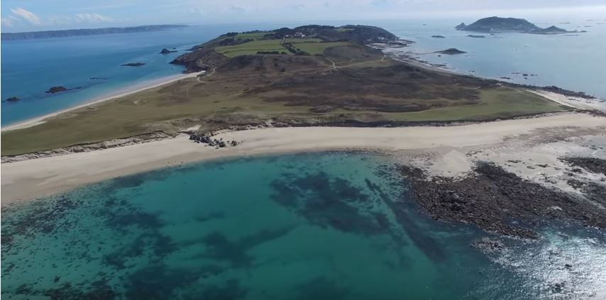 #MustWatch stunning aerial video of Herm filmed by Chris last month. youtube.com/watch?v=4pLfua…
<a href="/VisitGuernsey/">VisitGuernsey</a> #ISLAND
