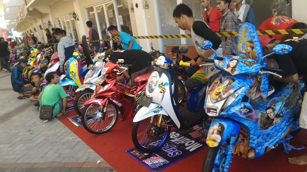 Keseruan Kontes Modifikasi Motor di Adiwerna City Walk Sabtu 30 April - Minggu 01 Mei 2016