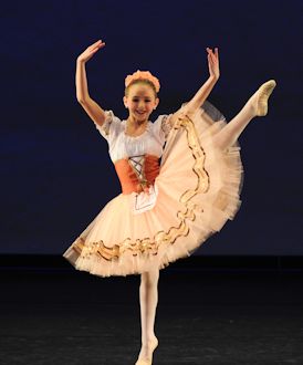 MDBfan's tweet photo. #dancemoms fandom blowing up the internet over Chloe in the #CenterStage3 ad. #TeamChloe #ChloeLukasiak #Ballerina https://t.co/EhcsTRVhLM