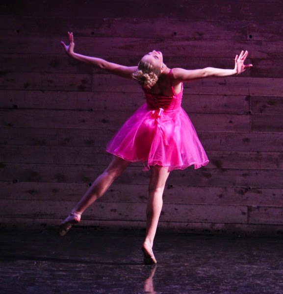 MDBfan's tweet photo. #dancemoms fandom blowing up the internet over Chloe in the #CenterStage3 ad. #TeamChloe #ChloeLukasiak #Ballerina https://t.co/EhcsTRVhLM