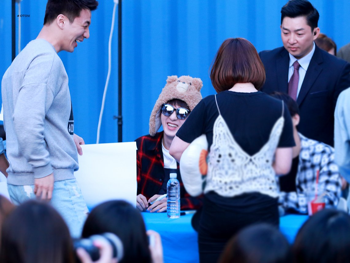 OTom_U's tweet photo. 네(@captain_gyeomd)거친 생각과 부란한 눈빛과 그걸 지켜보는 나아아아 (@GuardYoon) 그�� 아마도 전쟁같은 경호우ㅋㅋㅋㅋㅋㅋ
#비투비 #BTOB #이창섭 
#캡틴큐_싸인받는_대장님 https://t.co/3qfi6P7nfZ