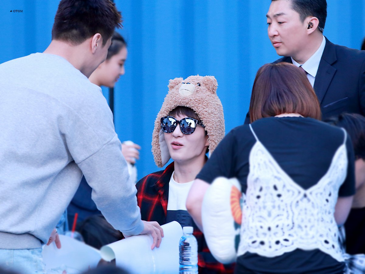 OTom_U's tweet photo. 네(@captain_gyeomd)거친 생각과 부란한 눈빛과 그걸 지켜보는 나아아아 (@GuardYoon) 그�� 아마도 전쟁같은 경호우ㅋㅋㅋㅋㅋㅋ
#비투비 #BTOB #이창섭 
#캡틴큐_싸인받는_대장님 https://t.co/3qfi6P7nfZ