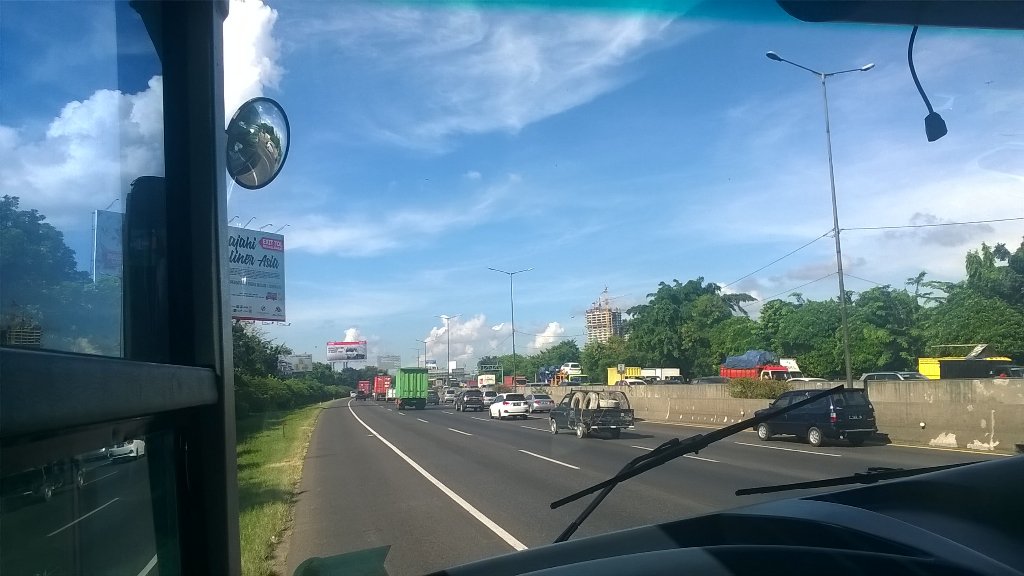 stroboalien's tweet photo. Ada truck gangguan di lajur 1 km 11 tol jakpek sudah ada petugas @TMCPoldaMetro https://t.co/GVxhThm5Aj