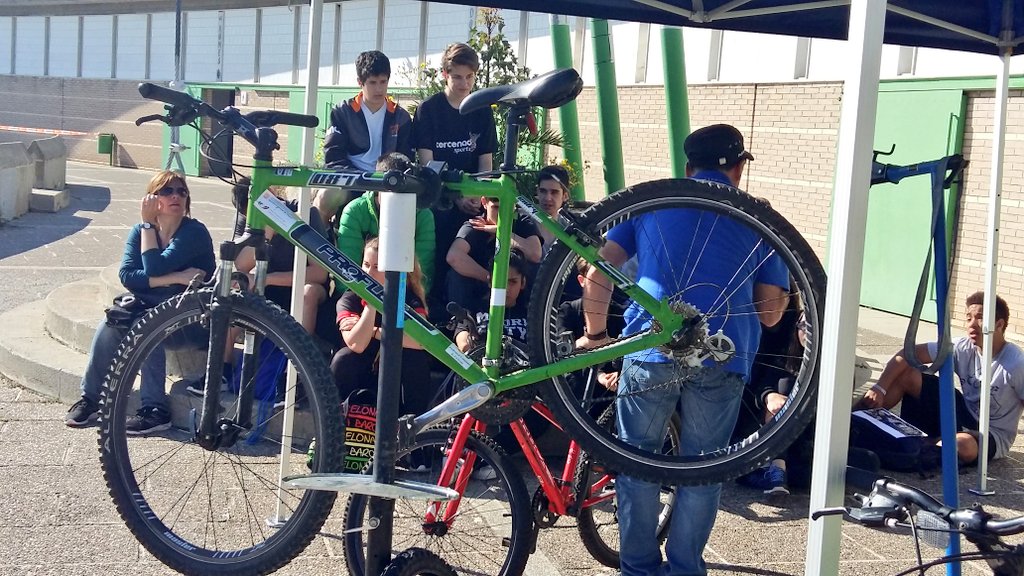 Al <a href="/velodromhorta/">Velodrom Horta</a> acull el Pedala escolar. Aquí fan taller de mecànica de bici #esportescolar