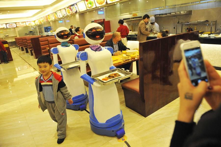 abits_it's tweet photo. No, assumere un robot come cameriere non è una buona idea https://t.co/rPk49NNhgY https://t.co/omGD5g9mJT