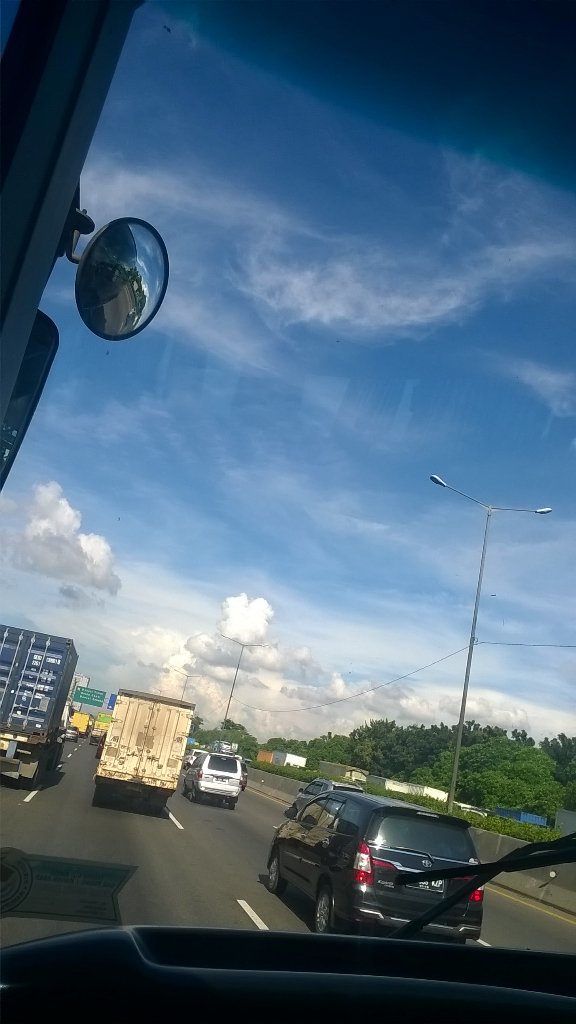 stroboalien's tweet photo. Situasi ja-pek km 15 ramai bergoyang,  arah jakarta juga @TMCPoldaMetro https://t.co/0zFQYLp1QS
