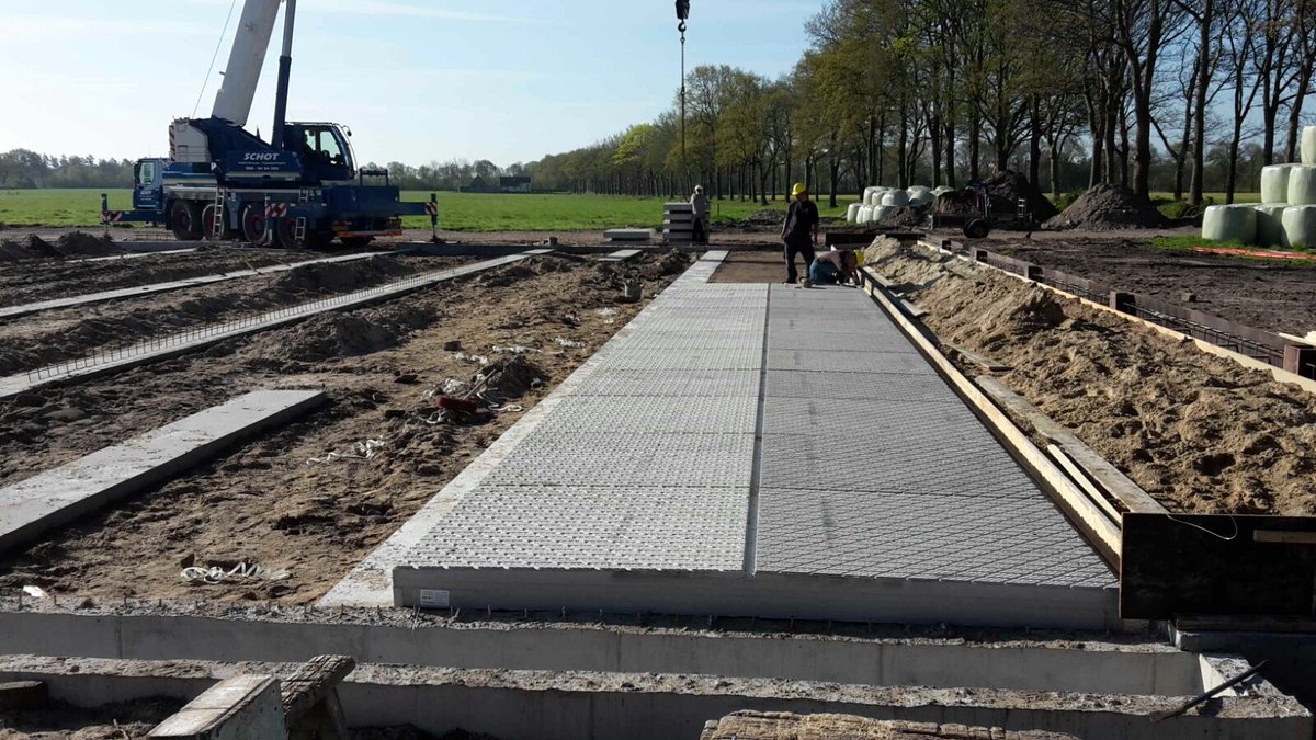 evert_wind's tweet photo. Eerste Berkel D4 vloer gelegd bij Noordenburg Nijeberkoop Bouwbedrijf Houwer Jansen @AgrifirmExlan @BerkelBeton https://t.co/9XV9urcRJK