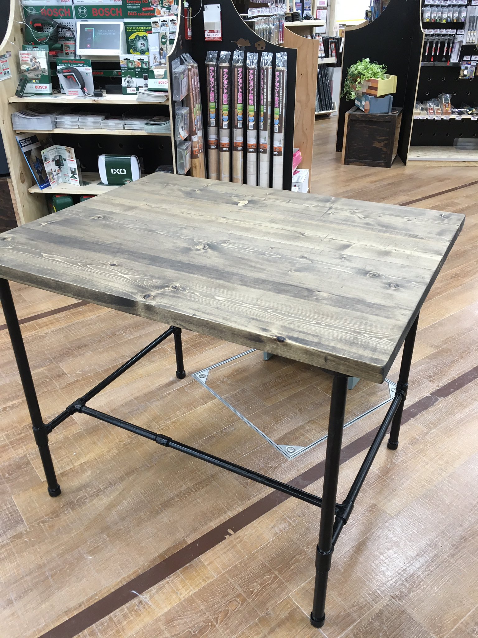 五明拓弥 グランジ ドイト下落合店さんにてdiyのレジェンド山田さんとお仲間達がお手伝いをしてくれてこの巨体にぴったりなデスクが一日で完成 脚はなんと水道管