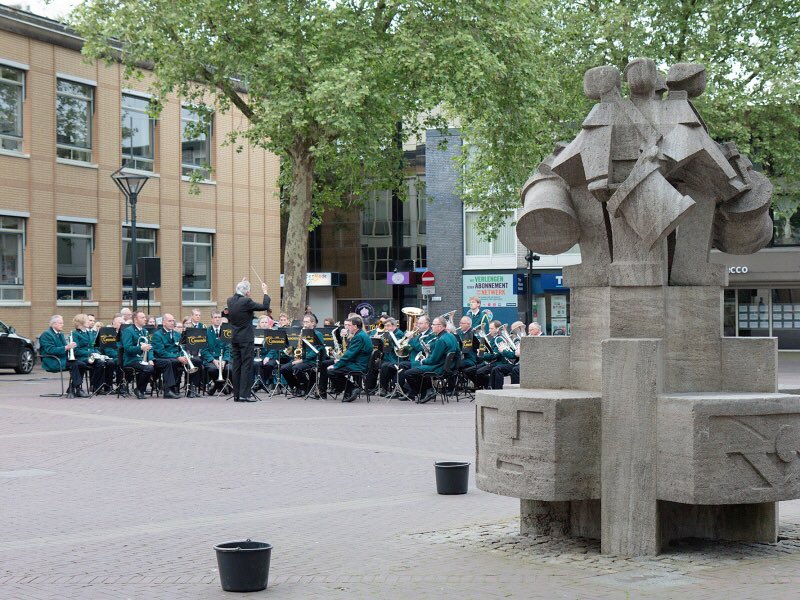Vanavond 19:25u #Dodenherdenking #Zevenaar met o.a <a href="/Crescendo_Ooy/">Crescendo-Zevenaar</a> <a href="/PablovanDick/">Pablo van Dick</a> bron: zevenaarpost.nl/nieuws/muzikaa… #4mei
