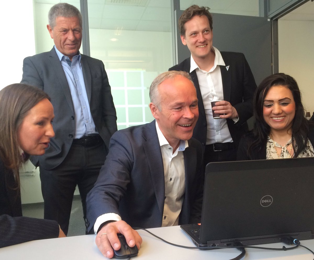 husbanken's tweet photo. Statsråd Jan Tore Sanner har nettopp testet den nye e-søknaden for startlån, på Nav Grünerløkka. #esøknad #startlån https://t.co/Dvpr1PhQRn