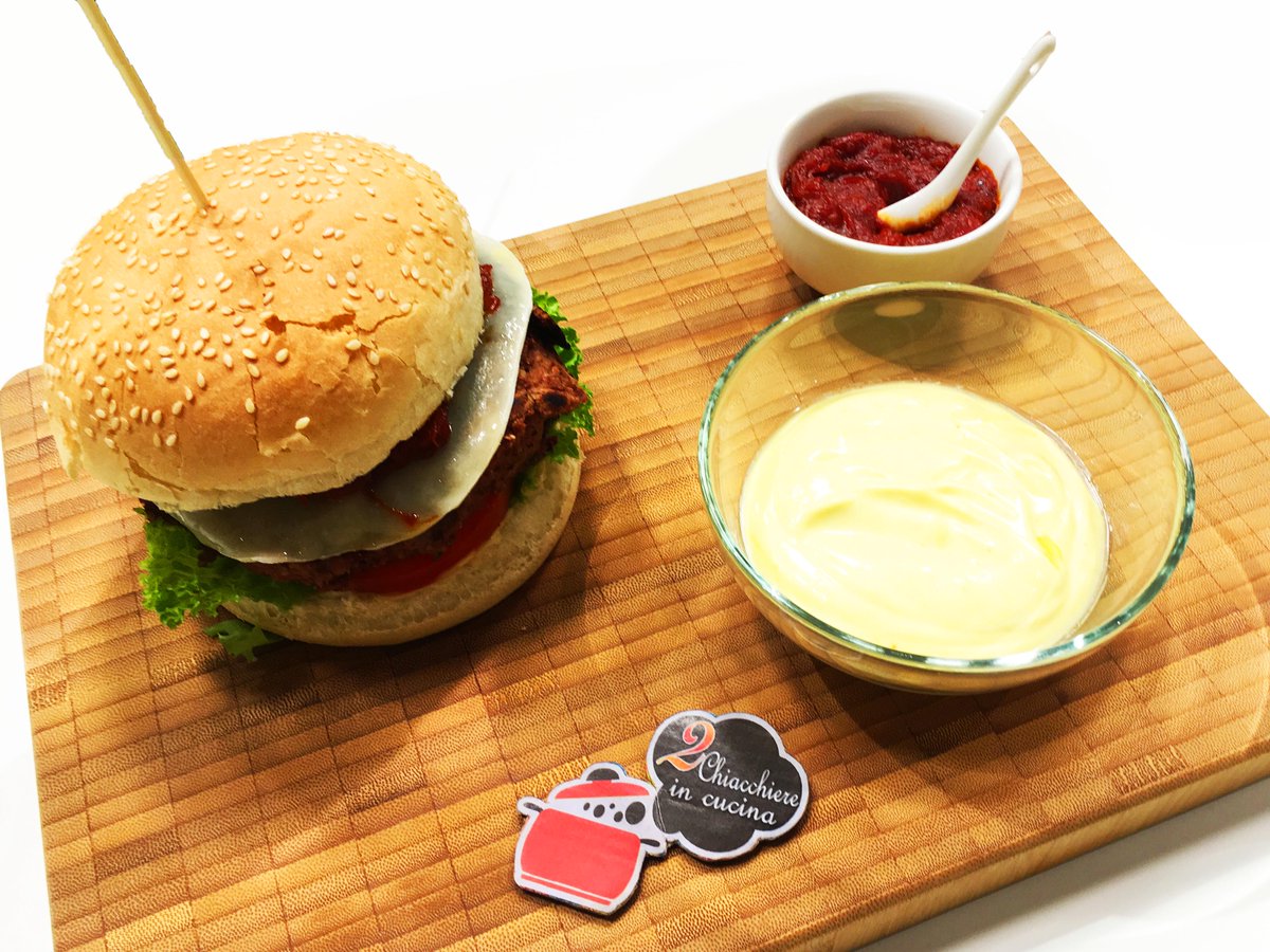 La nostra ospite di oggi arriva direttamente da <a href="/Qucinando/">Qucinando</a> e ci preparerà questo #hamburger #vegetariano. Alle 12.30