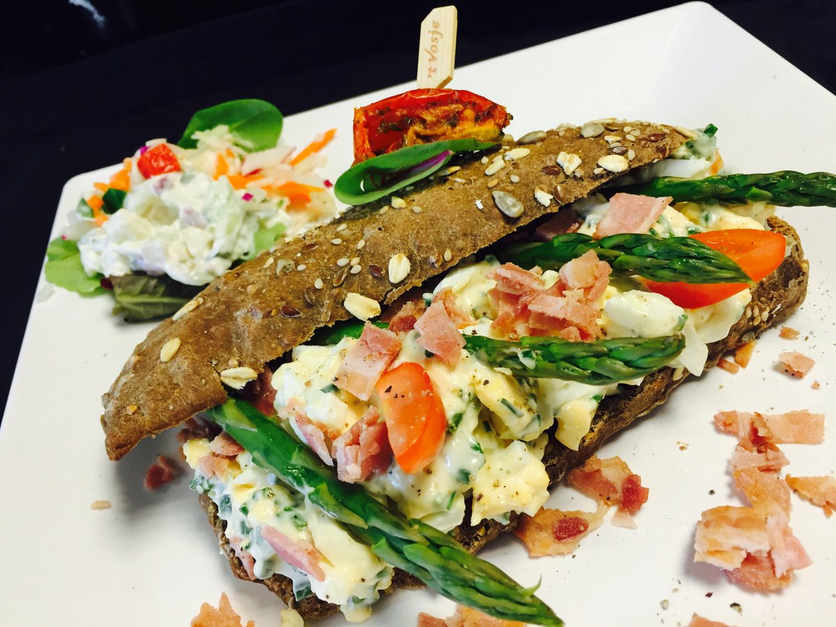 Nieuw broodje van de week! #aspergetijd #eiersalade #aspergetips #lunchtip #terrasweer
