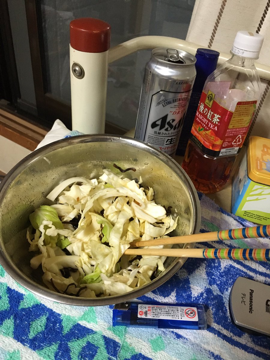 grx133fn's tweet photo. 最近アルコールを摂取しない日がない
今日はキャベツを塩こんぶとごま油で和えたやつ
これ神！
明日も休みだ、、
苦痛だなー https://t.co/T5MnnC3KXD