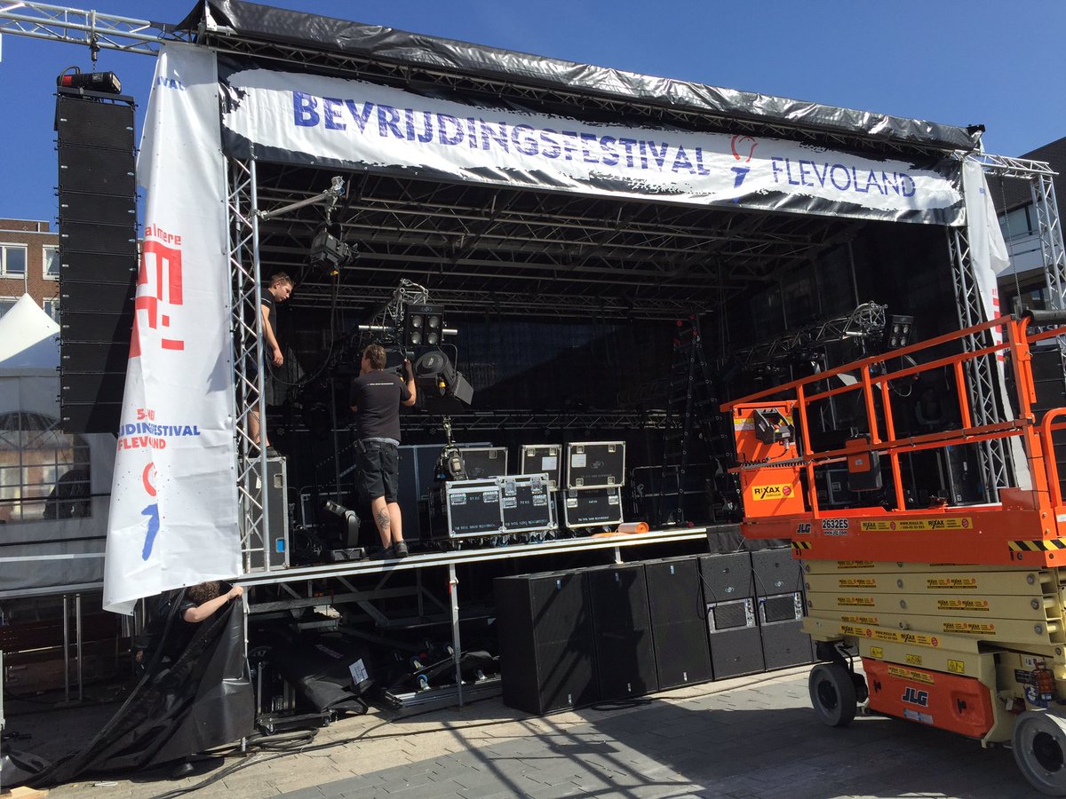 stagecompanyEU's tweet photo. Opbouw #Bevrijdingsfestival in volle gang met @TSRgeluid #Rixax en @Homanbv https://t.co/eXsF3jDuqz