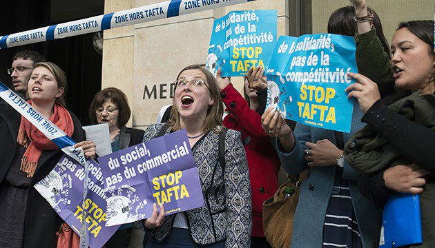 LePlus's tweet photo. Le TAFTA préfère la santé des multinationales à la nôtre. Hollande doit le rejeter https://t.co/eIoESWO9BB https://t.co/D5DtLey45q