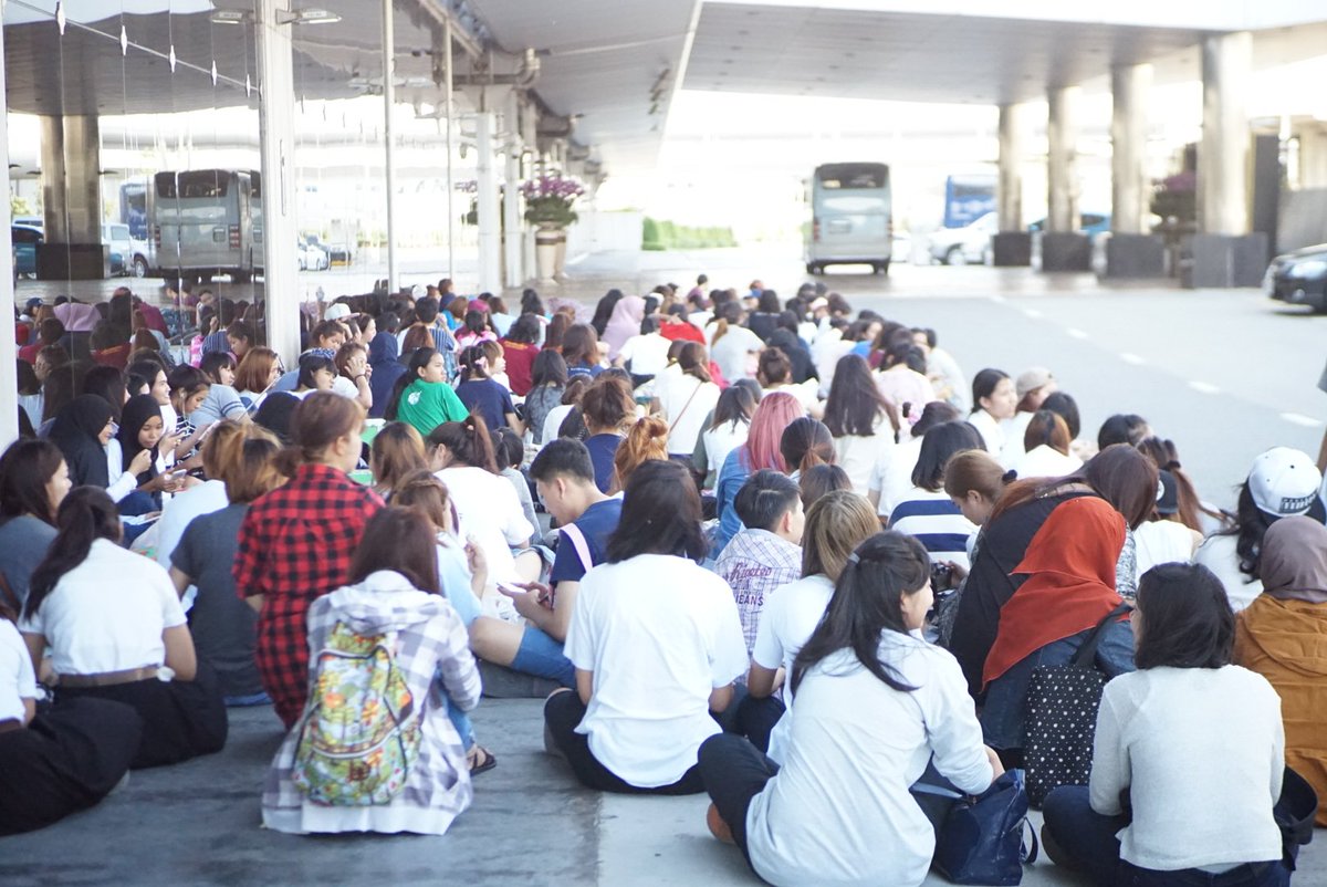 mynameismisszee's tweet photo. แฟนคลับมารอรับจุงกิที่สุวรรณภูมิ เริ่มเยอะขึ้นเรื่อยๆ มีการรันคิวเพื่อความเรียบร้อย #SongJoongKiFanMeetingInBKK https://t.co/0je3ou1PjR