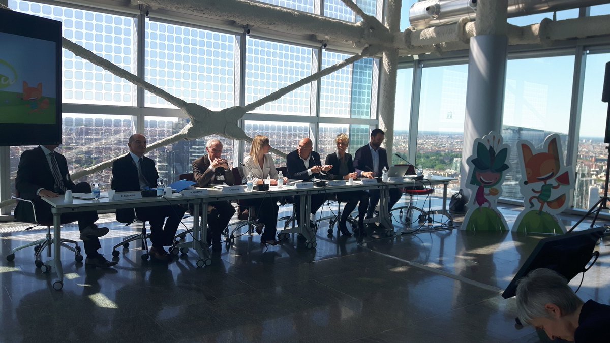 arpalombardia's tweet photo. #Simini presidente @arpalombardia presenta il progetto #Ambientiamoci #educazioneambientale #Lombardia https://t.co/7m7mhspSkR