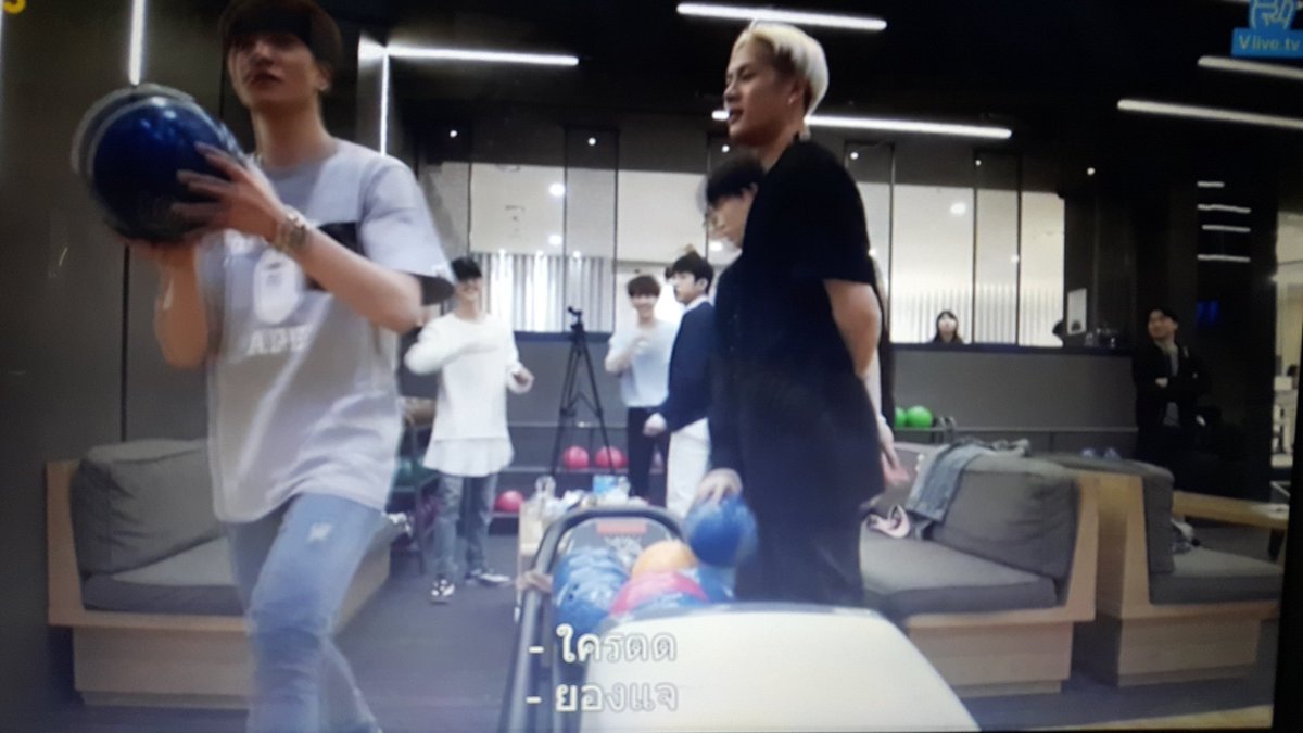 BeMyBamMie's tweet photo. ตดออกอากาศด้วย😂😂😂😂 ถามใครตดบอกกันว่ายองแจ ยองแจถึงกะล้มเลย😂😂😂 #GOT7ing https://t.co/qyN9xoO8hp