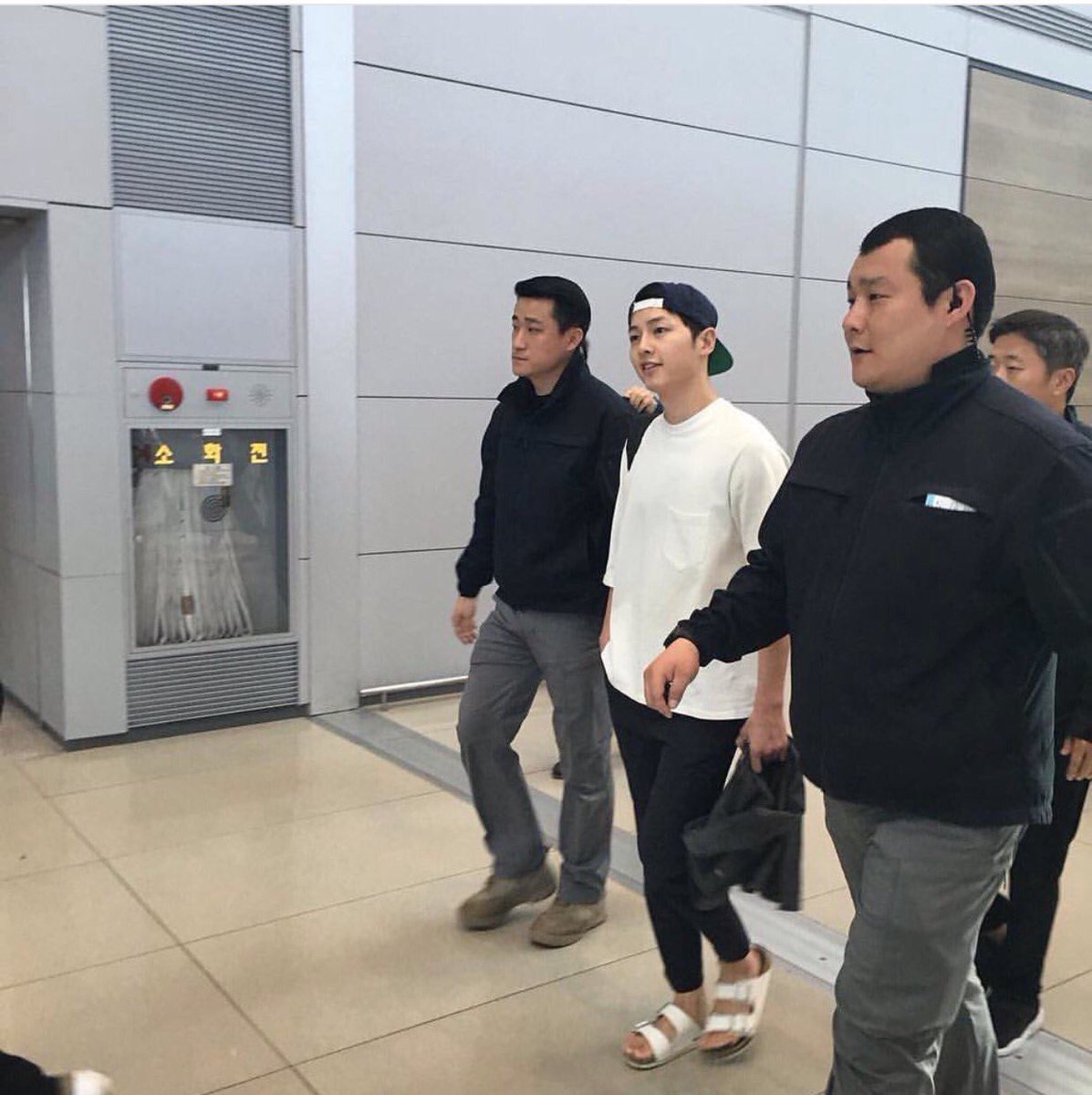elle2ne1's tweet photo. Joong Ki's airport fashion is so natural and comfortable! D na kelangan maraming burloloy mukha plng ok na 😍👍🏻 (cto) https://t.co/BqZnmBvQQr