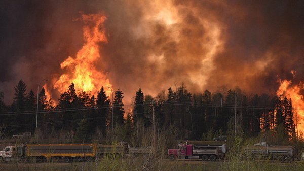 JetlagLeMag's tweet photo. D'importants #incendies ont éclaté au #Canada 100 000 personnes évacuées. Photo @RTenfrancais https://t.co/mTr9vpju3I