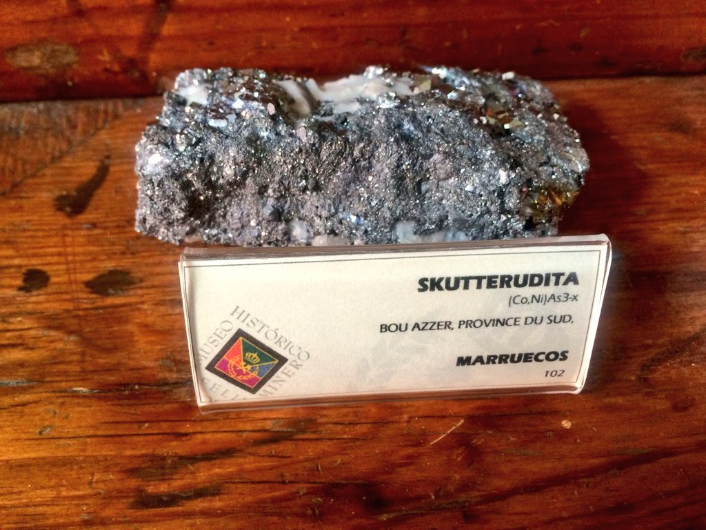 Minerales de #Níquel expuestos en la vitrina #mineraldelmes #Mayo <a href="/minasenergiaupm/">minasenergiaupm</a> <a href="/FundacionMAXAM/">Fundación MAXAM</a> #FelizMiercoles