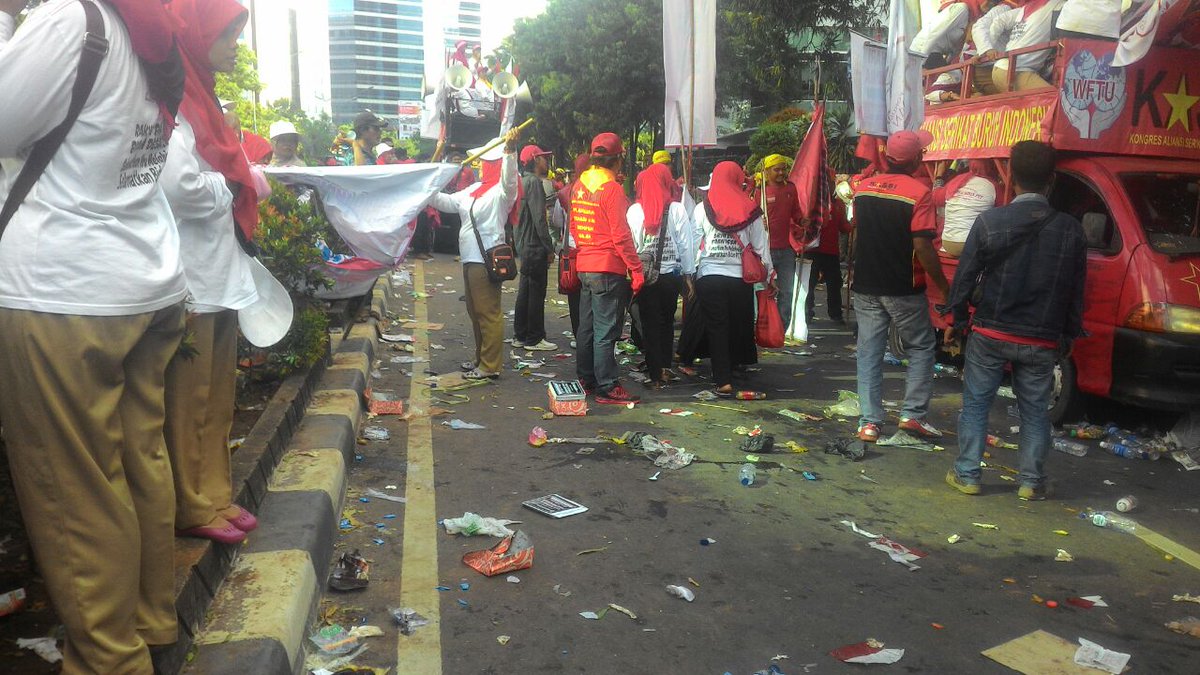 Antisipasi Sampah Pendemo Jl.Rasuna kemenkes <a href="/kecsetiabudi/">Kecamatan Setiabudi</a> <a href="/KotaJaksel/">Kota Jakarta Selatan</a> <a href="/basuki_btp/">Basuki T Purnama</a> <a href="/BersihSetiabudi/">DinsihSetiabudi</a>