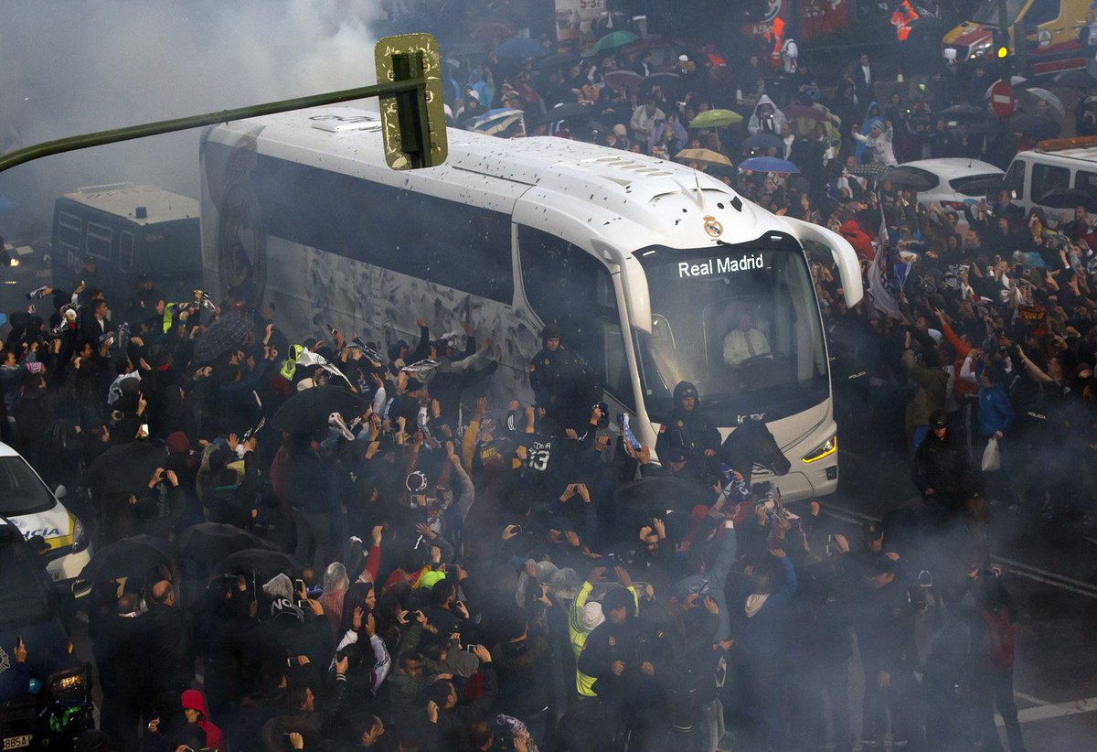 realmadrid's tweet photo. 🏁🚐

¡Te esperamos a las 19:00 horas en la plaza de los Sagrados Corazones! 
¡Tu apoyo será clave!

¡VAMOS! https://t.co/pitr4PPW7q