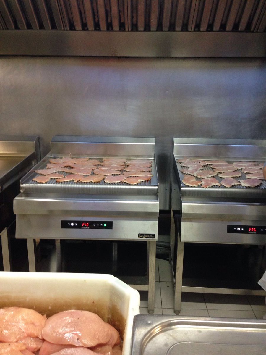 ZernikeInfo's tweet photo. Trio di FlashGRILL nuove fiammanti al lavoro presso @Camst_Gruppo di Vicenza! https://t.co/Zs3Ui4BJZ3