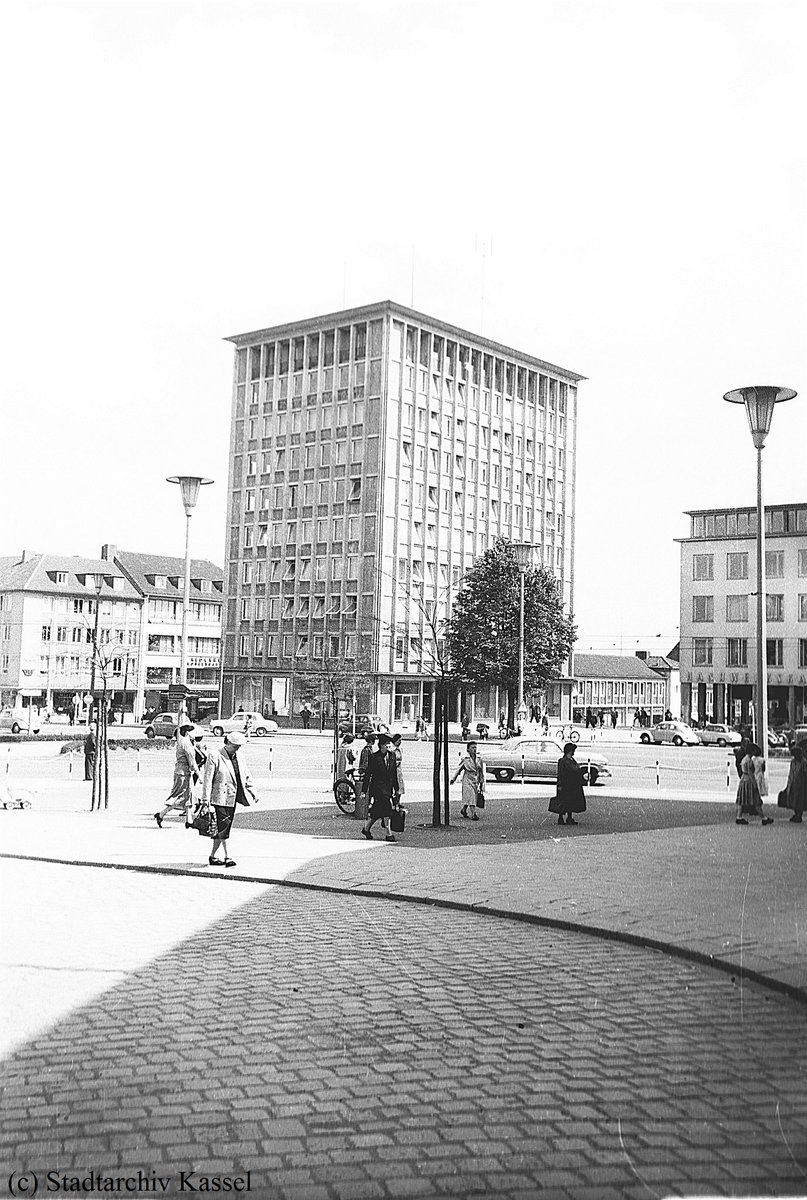 Wo wurde denn dieses Bild aus dem Jahr 1959 aufgenommen? Na, erraten? #Scheidemannplatz #Kasselhistorisch (sa) https://t.co/BiMzfdMchq