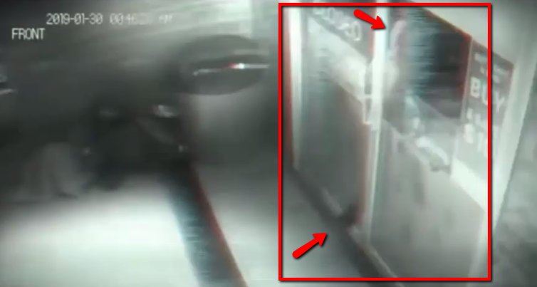 xavierhereforu's tweet photo. Sobrenatural! Camara de Seguridad capta a una persona cuando cruza la puerta de un Negocio!
https://t.co/WlXHQ8zSdn https://t.co/FoiIfWrWHM
